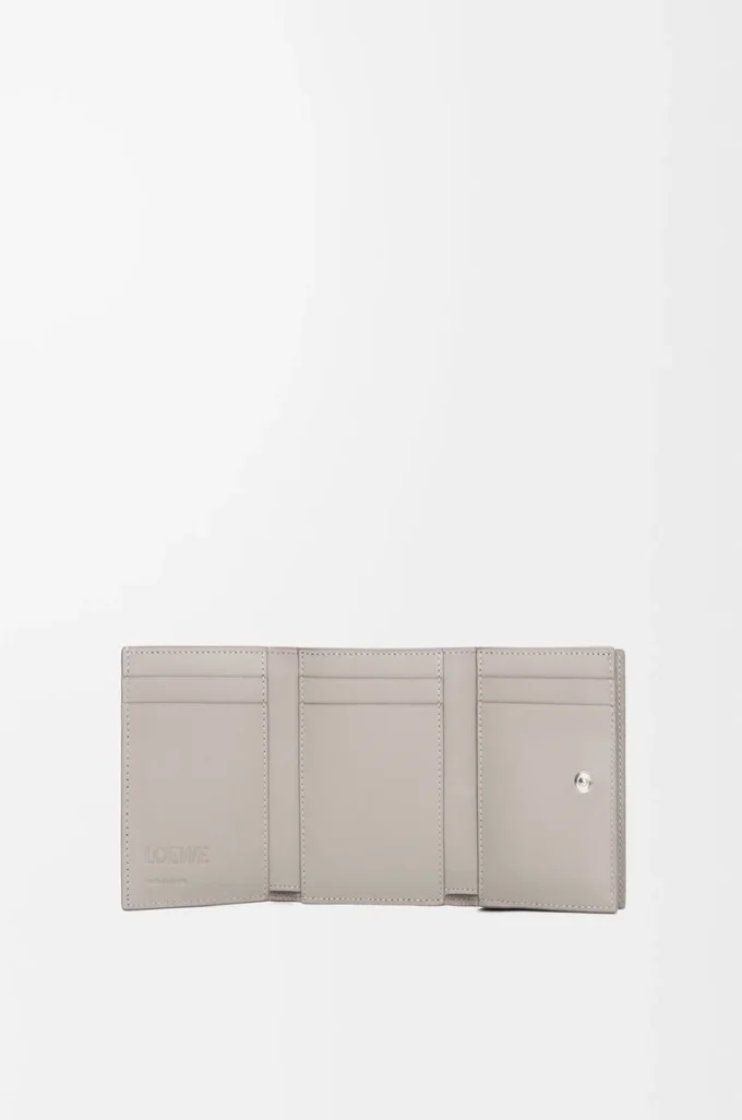 Cartera tríptica en piel de becerro satinada gris concha Cartera tríptica en piel de becerro satinada gris concha