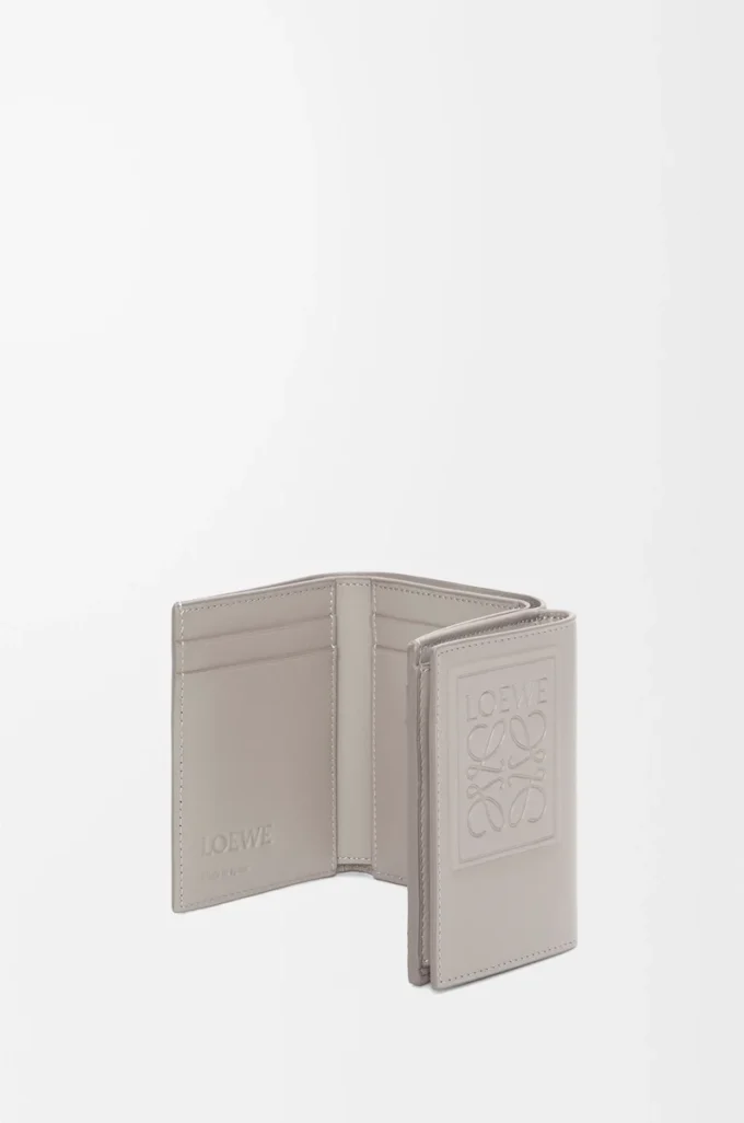 Cartera tríptica en piel de becerro satinada gris concha Cartera tríptica en piel de becerro satinada gris concha