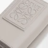 Cartera tríptica en piel de becerro satinada gris concha Cartera tríptica en piel de becerro satinada gris concha