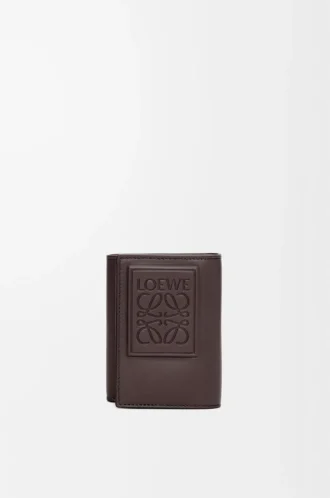 Cartera tríptica en piel de becerro satinada marrón oscuro
