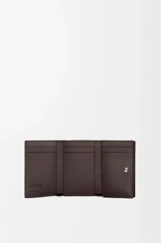 Cartera tríptica en piel de becerro satinada marrón oscuro