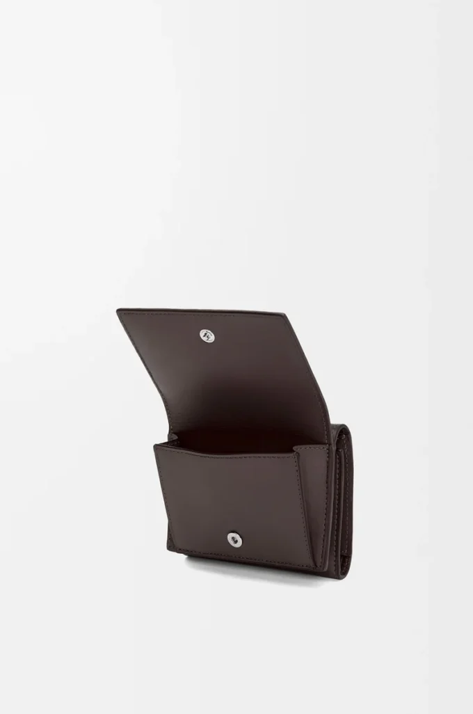 Cartera tríptica en piel de becerro satinada marrón oscuro Cartera tríptica en piel de becerro satinada marrón oscuro