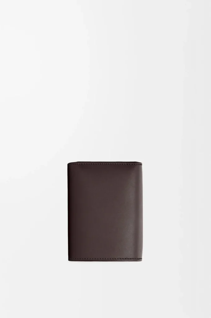 Cartera tríptica en piel de becerro satinada marrón oscuro Cartera tríptica en piel de becerro satinada marrón oscuro
