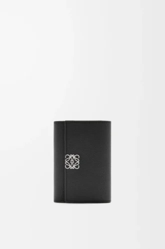 Cartera vertical pequeña Anagram en piel de becerro granulada Black Cartera vertical pequeña Anagram en piel de becerro granulada Black