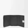 Cartera vertical pequeña Anagram en piel de becerro granulada Black Cartera vertical pequeña Anagram en piel de becerro granulada Black