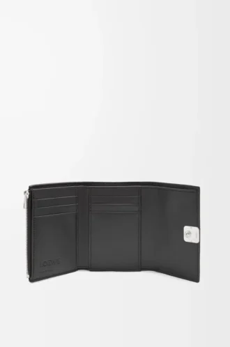 Cartera vertical pequeña Anagram en piel de becerro granulada Black Cartera vertical pequeña Anagram en piel de becerro granulada Black