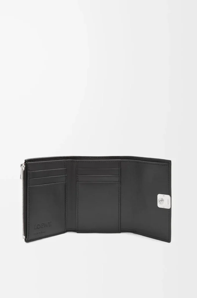 Cartera vertical pequeña Anagram en piel de becerro granulada Black Cartera vertical pequeña Anagram en piel de becerro granulada Black