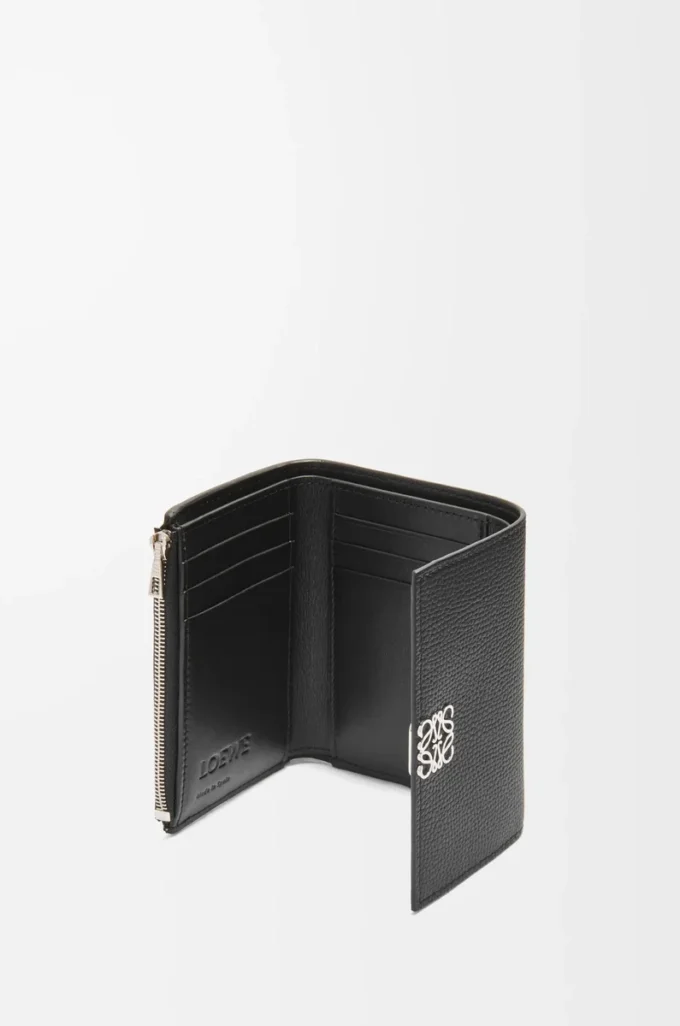 Cartera vertical pequeña Anagram en piel de becerro granulada Black Cartera vertical pequeña Anagram en piel de becerro granulada Black