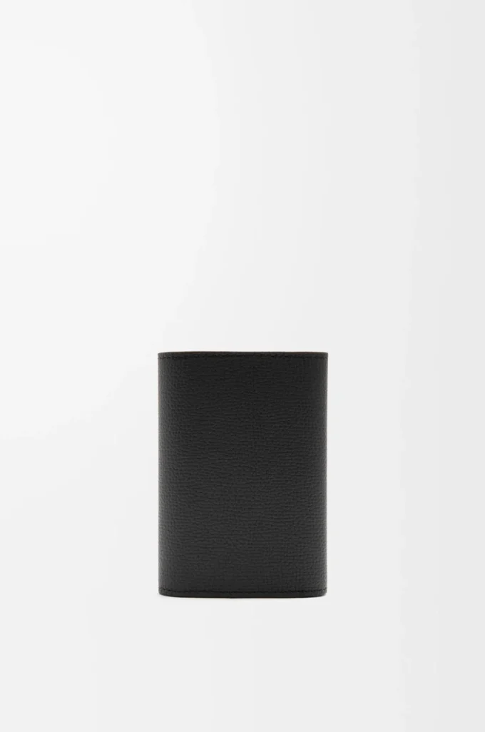 Cartera vertical pequeña Anagram en piel de becerro granulada Black Cartera vertical pequeña Anagram en piel de becerro granulada Black