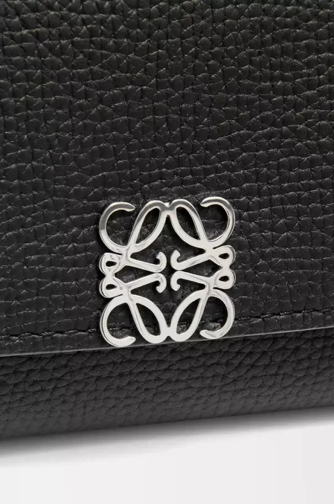 Cartera vertical pequeña Anagram en piel de becerro granulada Black Cartera vertical pequeña Anagram en piel de becerro granulada Black