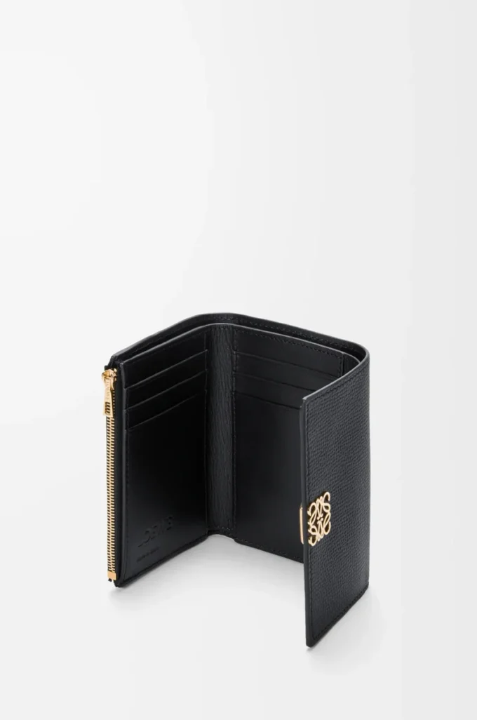 Cartera vertical pequeña Anagram en piel de becerro granulada Black/Gold Cartera vertical pequeña Anagram en piel de becerro granulada Black/Gold
