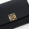 Cartera vertical pequeña Anagram en piel de becerro granulada Black/Gold Cartera vertical pequeña Anagram en piel de becerro granulada Black/Gold