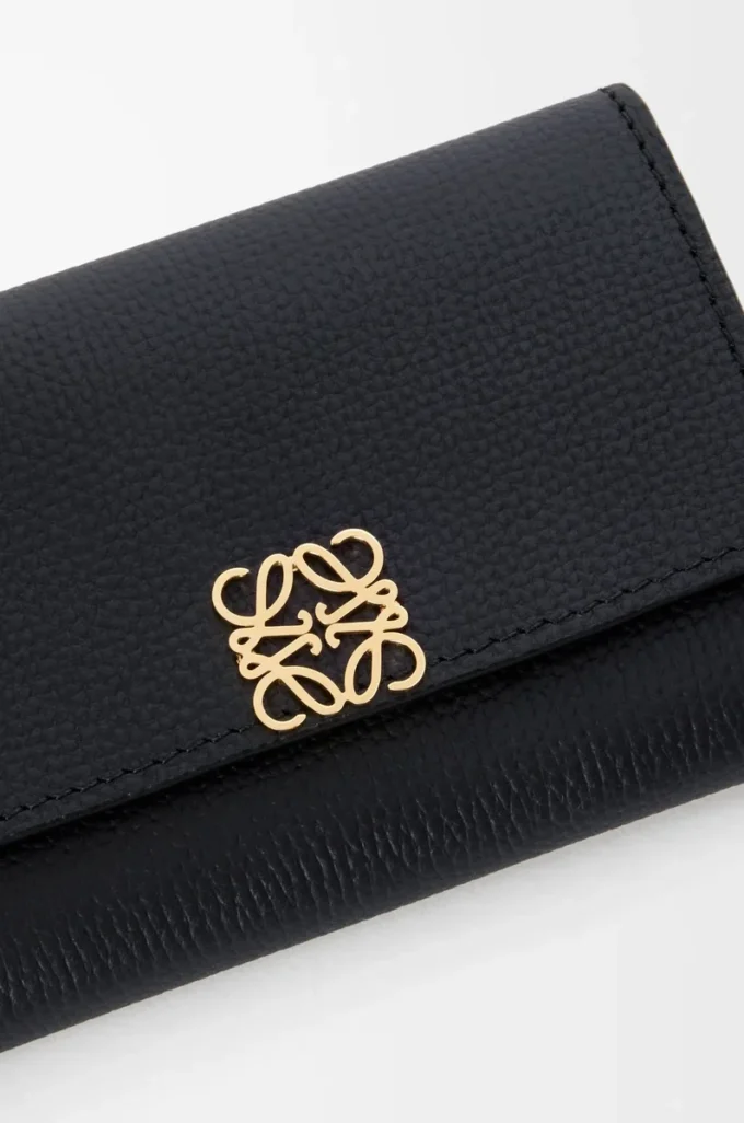 Cartera vertical pequeña Anagram en piel de becerro granulada Black/Gold Cartera vertical pequeña Anagram en piel de becerro granulada Black/Gold