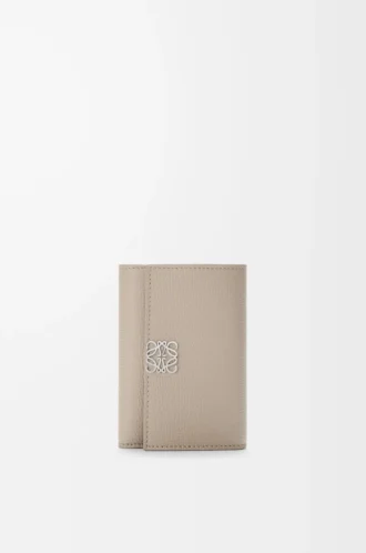 Cartera vertical pequeña Anagram en piel de becerro granulada Clay