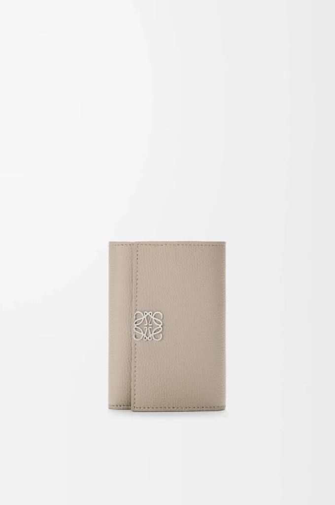 Cartera vertical pequeña Anagram en piel de becerro granulada Clay Cartera vertical pequeña Anagram en piel de becerro granulada Clay