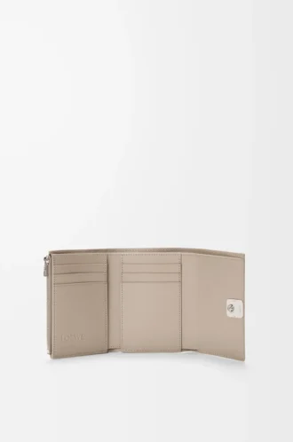 Cartera vertical pequeña Anagram en piel de becerro granulada Clay