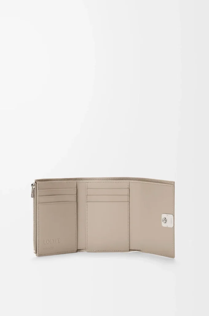 Cartera vertical pequeña Anagram en piel de becerro granulada Clay Cartera vertical pequeña Anagram en piel de becerro granulada Clay