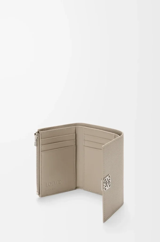 Cartera vertical pequeña Anagram en piel de becerro granulada Clay Cartera vertical pequeña Anagram en piel de becerro granulada Clay