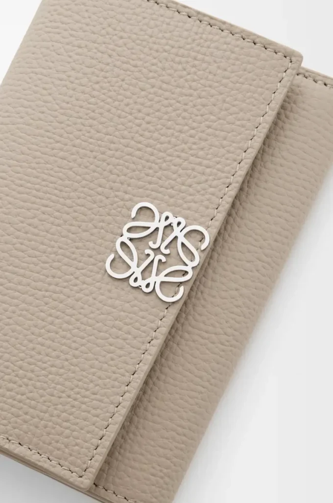 Cartera vertical pequeña Anagram en piel de becerro granulada Clay Cartera vertical pequeña Anagram en piel de becerro granulada Clay