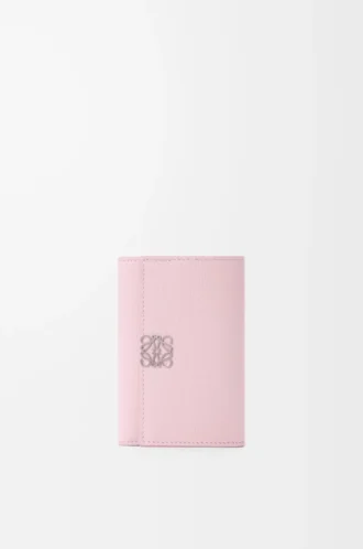 Cartera vertical pequeña Anagram en piel de becerro granulada color Blossom Cartera vertical pequeña Anagram en piel de becerro granulada color Blossom