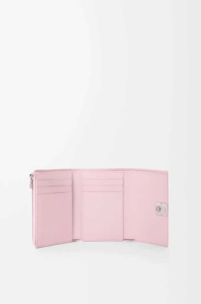 Cartera vertical pequeña Anagram en piel de becerro granulada color Blossom Cartera vertical pequeña Anagram en piel de becerro granulada color Blossom