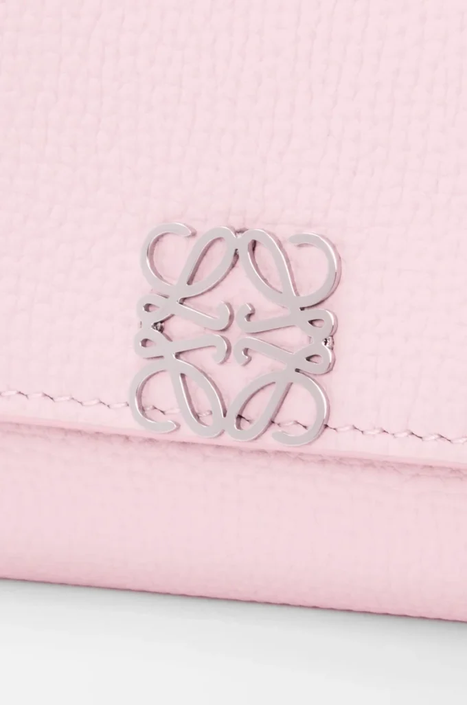 Cartera vertical pequeña Anagram en piel de becerro granulada color Blossom Cartera vertical pequeña Anagram en piel de becerro granulada color Blossom