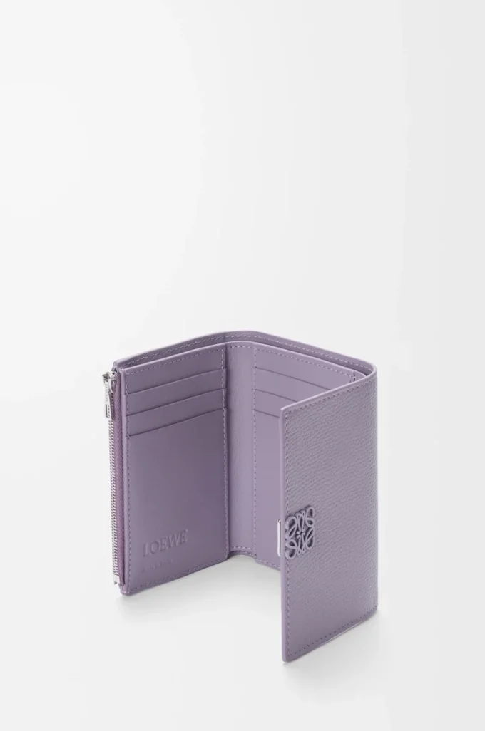Cartera vertical pequeña Anagram en piel de becerro granulada Dirty Mauve Cartera vertical pequeña Anagram en piel de becerro granulada Dirty Mauve