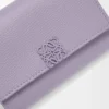 Cartera vertical pequeña Anagram en piel de becerro granulada Dirty Mauve Cartera vertical pequeña Anagram en piel de becerro granulada Dirty Mauve