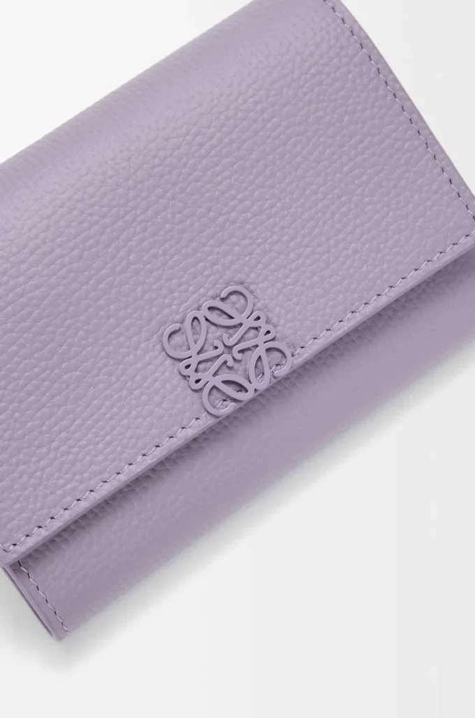 Cartera vertical pequeña Anagram en piel de becerro granulada Dirty Mauve Cartera vertical pequeña Anagram en piel de becerro granulada Dirty Mauve