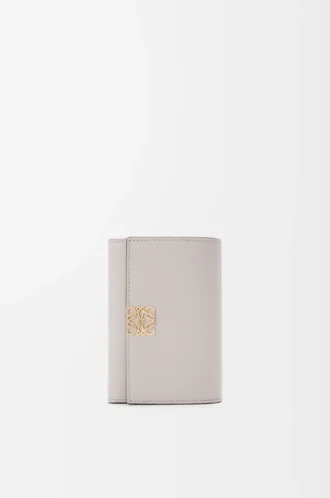 Cartera vertical pequeña Anagram en piel de becerro granulada Gris claro fantasma Cartera vertical pequeña Anagram en piel de becerro granulada Gris claro fantasma