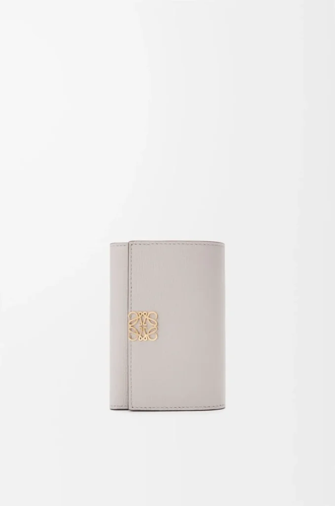 Cartera vertical pequeña Anagram en piel de becerro granulada Gris claro fantasma Cartera vertical pequeña Anagram en piel de becerro granulada Gris claro fantasma
