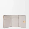 Cartera vertical pequeña Anagram en piel de becerro granulada Gris claro fantasma Cartera vertical pequeña Anagram en piel de becerro granulada Gris claro fantasma