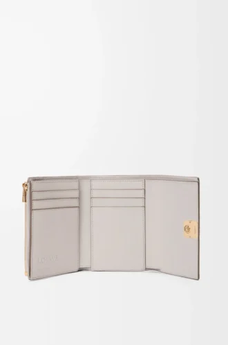 Cartera vertical pequeña Anagram en piel de becerro granulada Gris claro fantasma Cartera vertical pequeña Anagram en piel de becerro granulada Gris claro fantasma