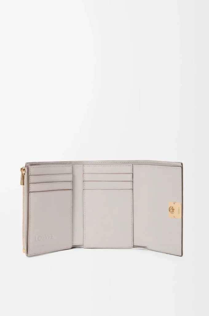 Cartera vertical pequeña Anagram en piel de becerro granulada Gris claro fantasma Cartera vertical pequeña Anagram en piel de becerro granulada Gris claro fantasma