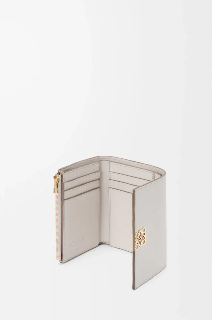Cartera vertical pequeña Anagram en piel de becerro granulada Gris claro fantasma Cartera vertical pequeña Anagram en piel de becerro granulada Gris claro fantasma