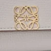 Cartera vertical pequeña Anagram en piel de becerro granulada Gris claro fantasma Cartera vertical pequeña Anagram en piel de becerro granulada Gris claro fantasma