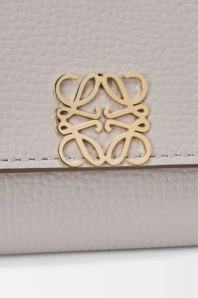 Cartera vertical pequeña Anagram en piel de becerro granulada Gris claro fantasma Cartera vertical pequeña Anagram en piel de becerro granulada Gris claro fantasma