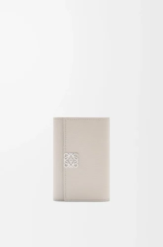 Cartera vertical pequeña Anagram en piel de becerro granulada Light Ghost