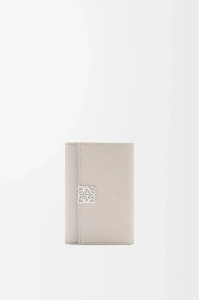 Cartera vertical pequeña Anagram en piel de becerro granulada Light Ghost