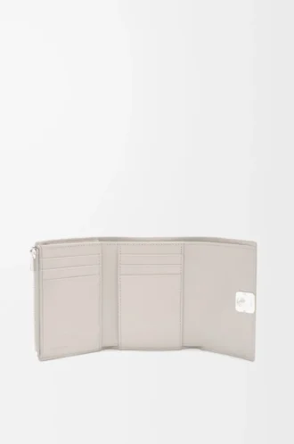 Cartera vertical pequeña Anagram en piel de becerro granulada Light Ghost