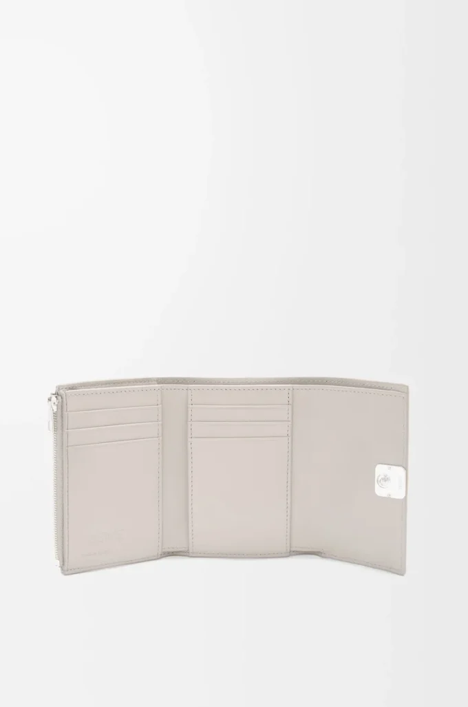Cartera vertical pequeña Anagram en piel de becerro granulada Light Ghost