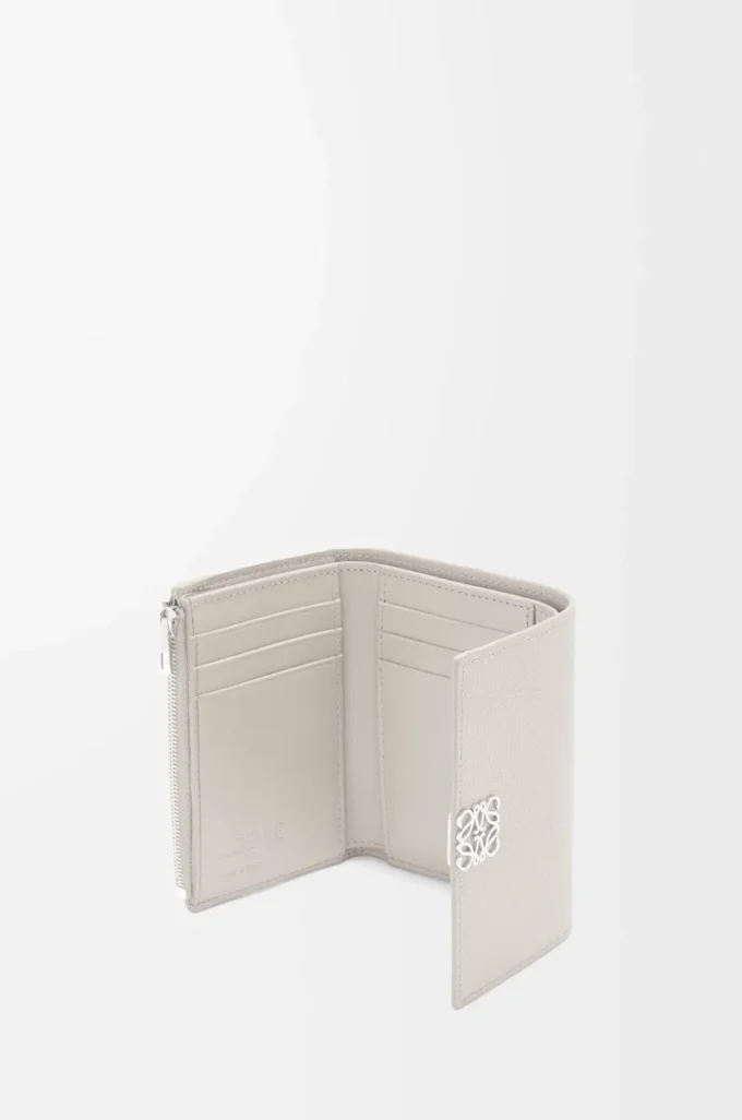 Cartera vertical pequeña Anagram en piel de becerro granulada Light Ghost