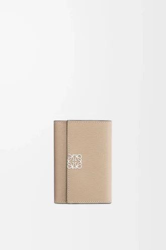 Cartera vertical pequeña Anagram en piel de becerro granulada Sand Cartera vertical pequeña Anagram en piel de becerro granulada Sand