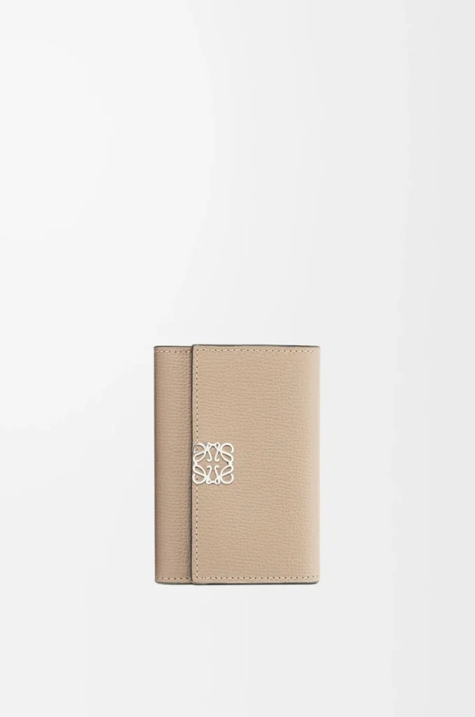 Cartera vertical pequeña Anagram en piel de becerro granulada Sand Cartera vertical pequeña Anagram en piel de becerro granulada Sand