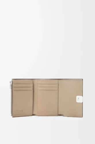 Cartera vertical pequeña Anagram en piel de becerro granulada Sand Cartera vertical pequeña Anagram en piel de becerro granulada Sand