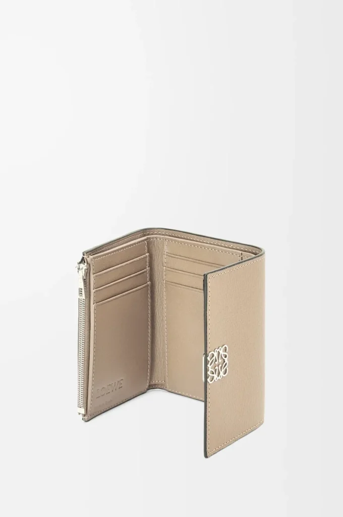 Cartera vertical pequeña Anagram en piel de becerro granulada Sand Cartera vertical pequeña Anagram en piel de becerro granulada Sand