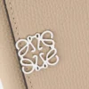 Cartera vertical pequeña Anagram en piel de becerro granulada Sand Cartera vertical pequeña Anagram en piel de becerro granulada Sand