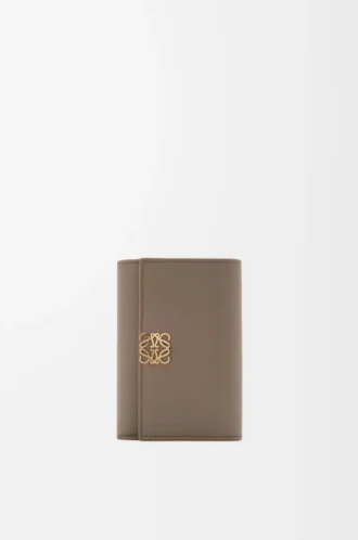 Cartera vertical pequeña Anagram en piel de becerro granulada Taupe