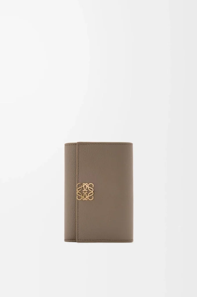 Cartera vertical pequeña Anagram en piel de becerro granulada Taupe Cartera vertical pequeña Anagram en piel de becerro granulada Taupe