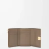 Cartera vertical pequeña Anagram en piel de becerro granulada Taupe Cartera vertical pequeña Anagram en piel de becerro granulada Taupe